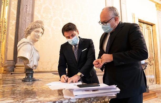 Bufera nella maggioranza di Conte sul Recovery, salta il Consiglio dei Ministri 