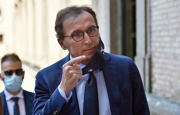 Spostamenti tra comuni per Natale, Boccia: «Allentamenti da irresponsabili»