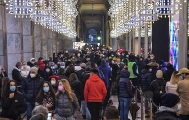 L'Italia si scatena prima del lockdown di Natale e Capodanno