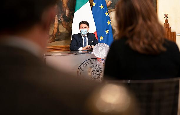 Decreto di Natale, è caos sulle deroghe alle regole di Conte. A messa si può, con l'autocertificazione