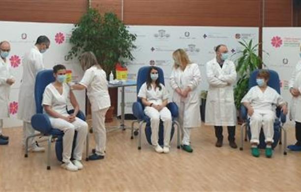 Vaccine Day, ecco i primi tre vaccinati in Italia