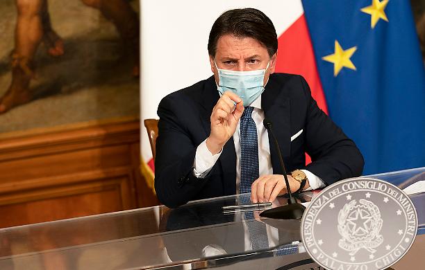 Conte non lascia cadere il guanto di sfida di Renzi, pronto a rimpasto e verifica in Parlamento: Pd e M5S sono con lui