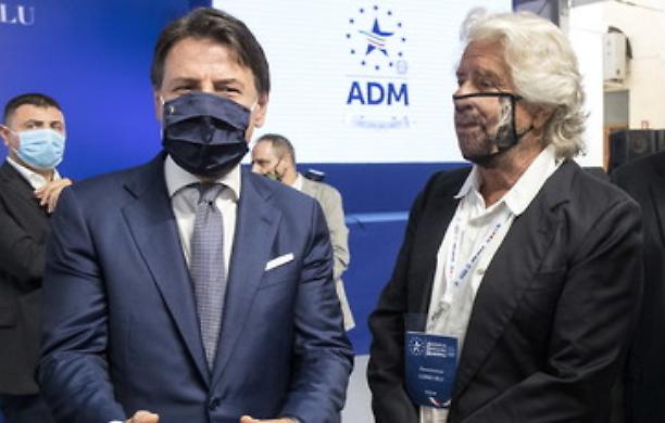 Grillo spariglia le carte della crisi di governo con l'appello ad un patto tra tutti i partiti costruttori