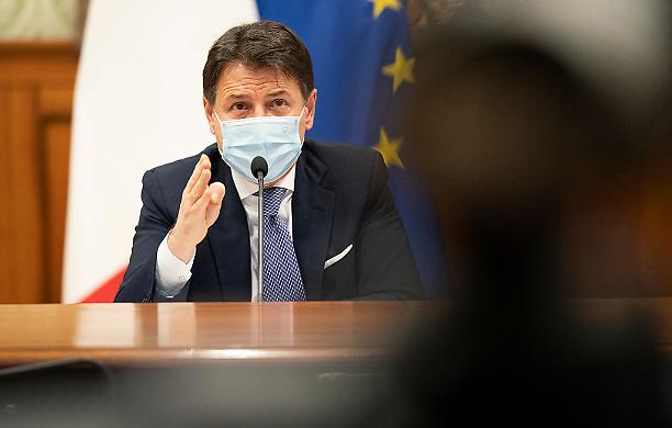 Conte resiste, ma si fatica a trovare i "costruttori"