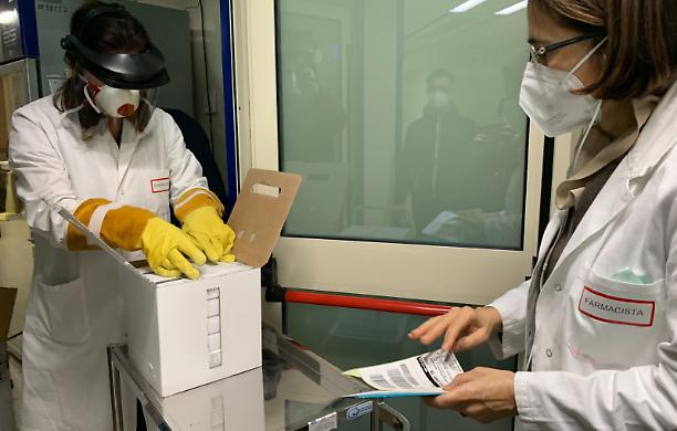 Guerra per il vaccino, il Governo si prepara a far causa anche ad AstraZeneca che dimezza le dosi promesse
