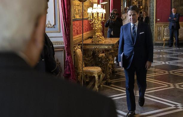 Conte si è dimesso, via alle consultazioni al Quirinale