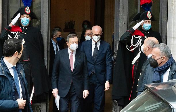 Chiusure, l'Italia divisa sulle fasce: lunedì tocca a Draghi giocare la partita