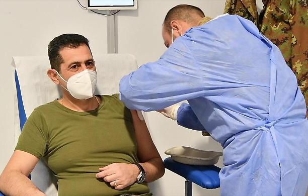 Figliuolo serra i ranghi sui vaccini, le temute defezioni da AstraZeneca non ci sono state