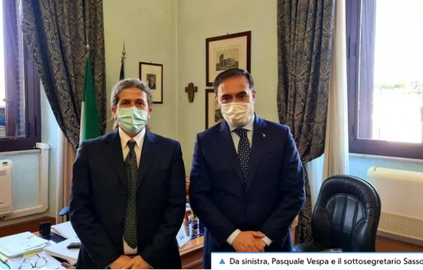 Fuori dal ministero dell'Istruzione Vespa che aveva punto velenosamente l'Azzolina: che figura di m.... per il sottosegretario pugliese Sasso