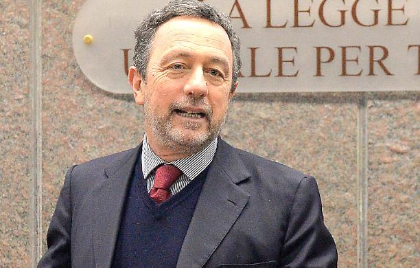 Vaccini, il presidente dei penalisti Caiazza: «Perché a magistrati e cancellieri si e agli avvocati no?»
