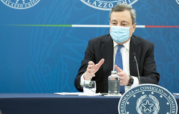 Coprifuoco e pass tra le regioni, polemiche nel Governo Draghi sulle riaperture