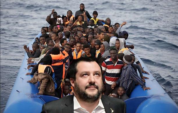 Sbarco di altri 524 migranti a Lampedusa, senza quarantena. Salvini tace
