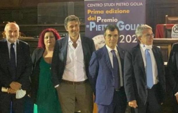 A Napoli il vagito di Golia, il premio che solleva i giganti della cultura