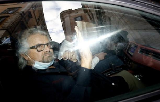 Sotto il sole di Roma Grillo ha le visioni: "Conte deve assimilare le nostre cose, il visionario sono io e non lui"