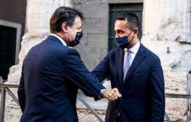 Di Maio a casa di Conte per tentare di ricucire lo strappo ed evitare l'esplosione dei 5 Stelle
