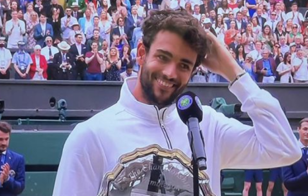 Berrettini a testa alta contro  Djokovic a Wimbledon «È stato un lungo viaggio. Non è la fine, ma un nuovo inizio»