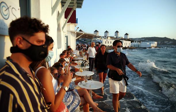Covid, si corre ai ripari: coprifuoco a Mykonos, viaggi limitati in Inghilterra e Francia