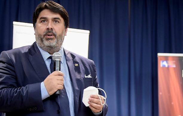 Aumenta in contagi Covid in Italia, nessuno controlla gli arrivi: la Sardegna valuta una stretta per i voli