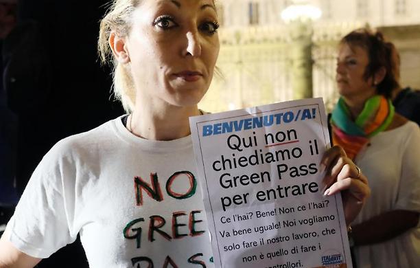 In migliaia nelle piazze italiane contro il green pass di Draghi