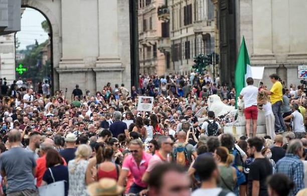 Bene le denunce per assembramenti no green pass, non ricordiamo provvedimenti per i tifosi degli Europei che fanno schizzare i contagi