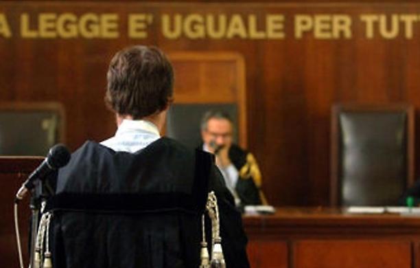 Isso, esse e 'o malamente: la sceneggiata del green pass di Draghi in Tribunale