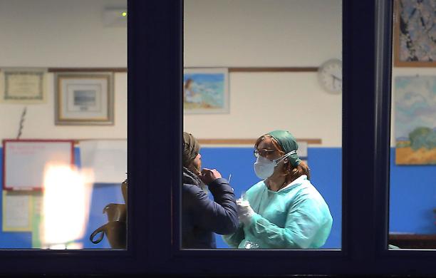 Azienda marchigiana offre tamponi gratis ai propri dipendenti: «Sicurezza sul lavoro senza discriminare nessuno»