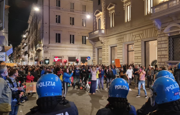 Il green pass di Draghi genera il caos in Italia, assaltata la Cgil nazionale. Lega: «Lamorgese deve dimettersi»