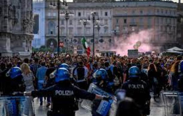 A Milano in 10 mila contro il green pass di Draghi: cariche dalla Polizia