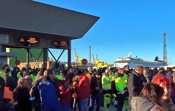 Green pass, la protesta dei portuali al varco 4 di Trieste continua