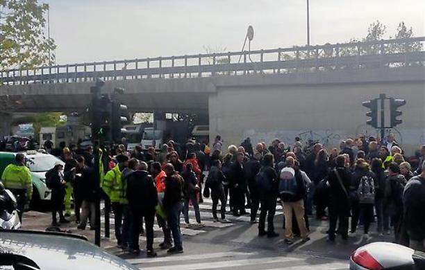 Il corteo dei manifestanti contro il green pass invade il centro di Trieste, Puzzer: «Vediamo se hanno il coraggio di caricarci anche qui»
