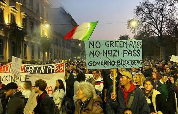 L'onda dell'indignazione contro il green pass attraversa l'Italia