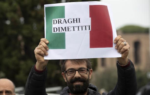 Roma insorge con due proteste contro il green pass di Draghi, fischi anche per Lamorgese