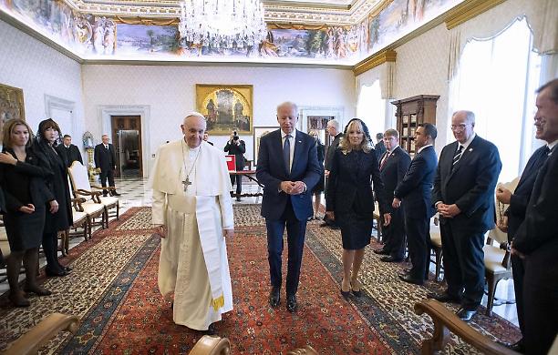 G20, Bergoglio perdona l'abortista Biden che va a farsi la comunione negatagli dai vescovi americani