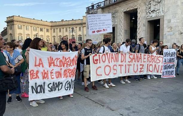 In 5 mila a Milano contro il green pass di Draghi
