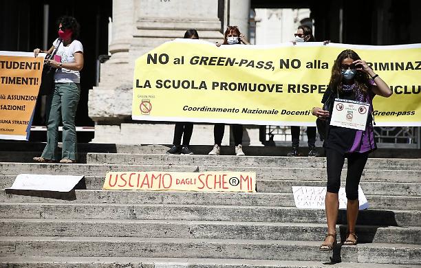 Il Consiglio di Stato respinge i ricorsi dei docenti contro il green pass: «Non è discriminante»