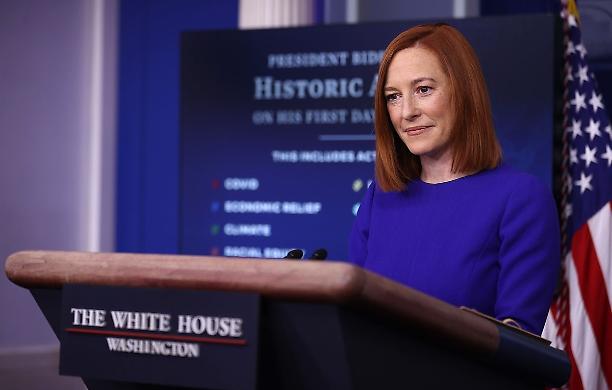 Jen Psaki, portavoce di Biden, contagiata dal Covid: comunque vaccinata, dice di avere sintomi lievi