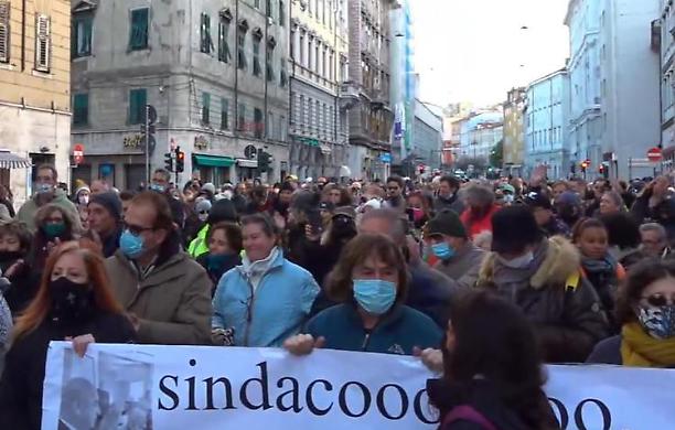 Altro sabato di proteste dei "No Green Pass" : in 8mila boccano Trieste, 4mila assediano Milano