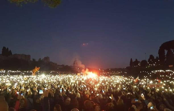 La protesta no green pass "incendia" il Circo Massimo: in 4mila a Roma contro il governo Draghi. Tensioni a Milano