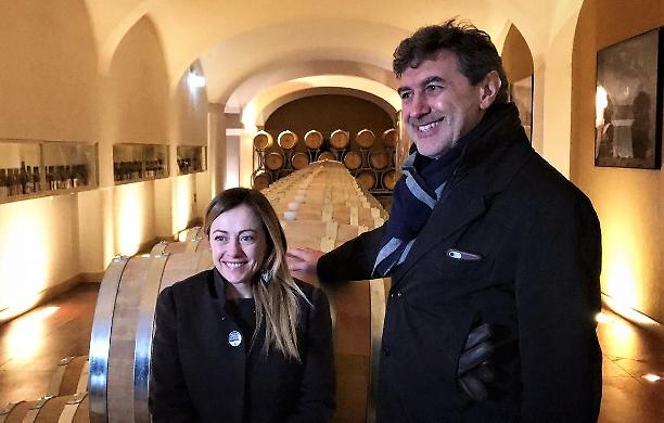 Marsilio il governatore dissidente al Green pass sotto attacco del 5 stelle: «Partecipa alla Conferenza Stato-Regioni da presidente dell’Abruzzo o per conto di Giorgia Meloni?»