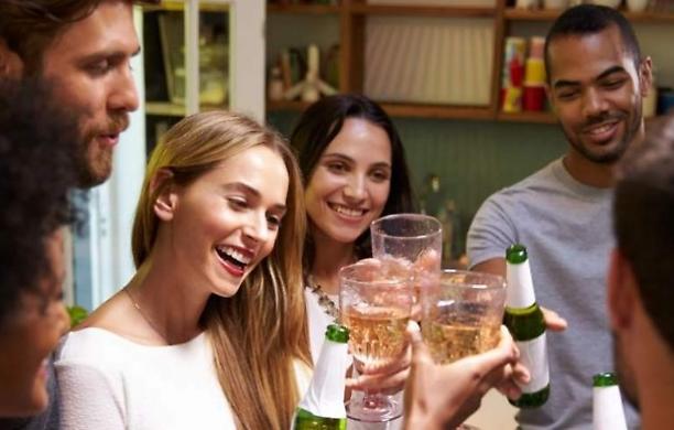 Super green pass, il "rimedio" di Draghi è peggiore del male: nascono gli "Home bar"