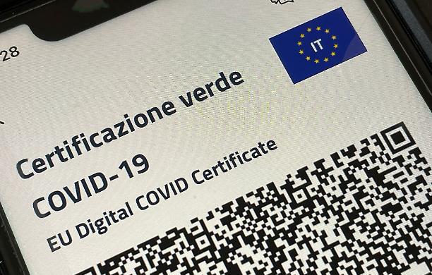 Super Green pass, perplessa pure Federalberghi: «Sembra un’azione per convincere tutti a vaccinarsi più che una questione sanitaria»