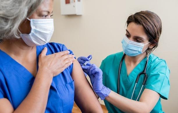Sgambetto a Biden, un giudice blocca l'obbligo del vaccino agli operatori sanitari in tutta l'America