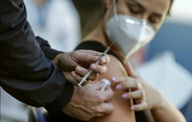Vaccini, farmacisti contro barbieri e parrucchieri: "dobbiamo farli noi"