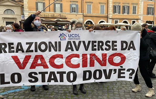 Reazioni avverse al vaccino, i danneggiati sotto gli uffici di Speranza: «Lo Stato è assente»