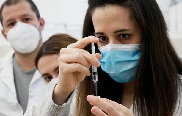 Il Covid continua a correre, il vaccino non "regge" più di 5 mesi