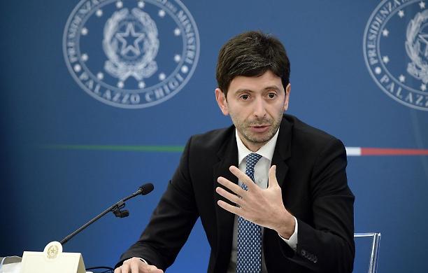 Le nuove regole di Speranza: tampone negativo per chi arriva dagli altri Paesi europei e quarantena per i non vaccinati