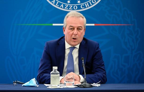 Locatelli spinge al vaccino ai più piccoli facendo leva sulla paura: «In età pediatrica anche ricoveri e morti»