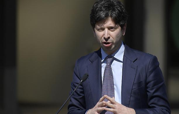 Speranza cavilla con l'italiano per rimediare al caos del super green pass per i trasporti, aggiungendo confusione a confusione