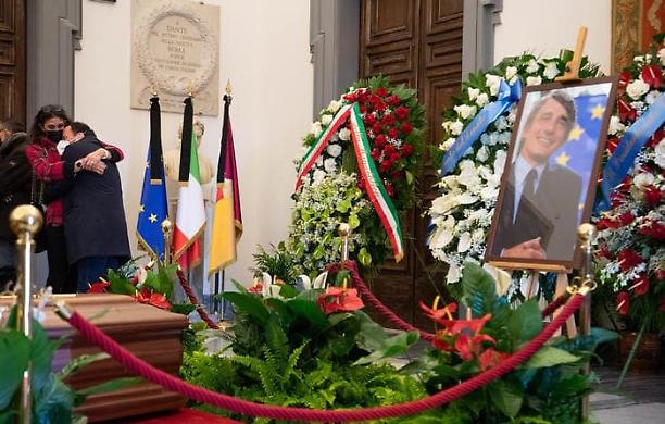 Ultimo saluto a Sassoli. Alle 12 i funerali di Stato nella chiesa di Santa Maria degli Angeli con le più alte cariche dello Stato e dell'Ue