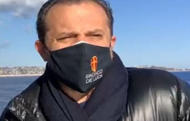 La battaglia del sindaco di Messina accampato sul molo contro il green pass simbolo del «sequestro di Stato» delle isole italiane